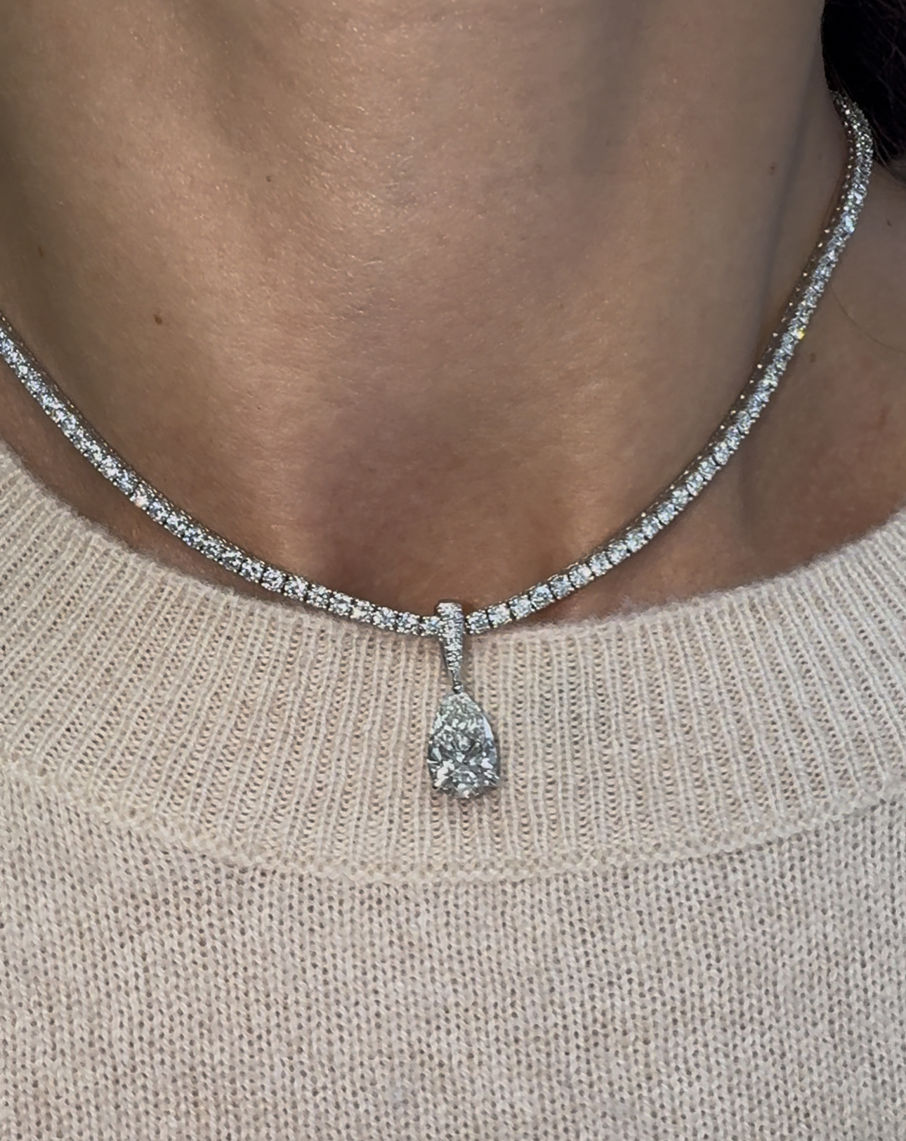 Diamond tennis necklace with pear-shaped pendant